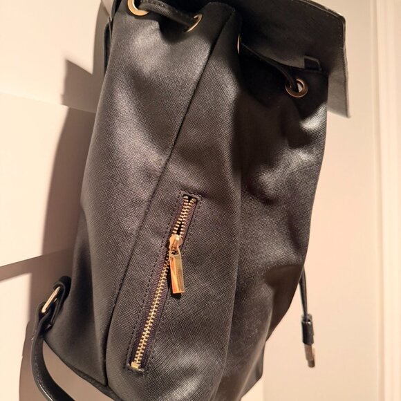 canvas and leather vintage backpack __tab1:metro-backpack-12l-full-specs Mens Backpack Waxed Canvas Location:Front The soft leather surface